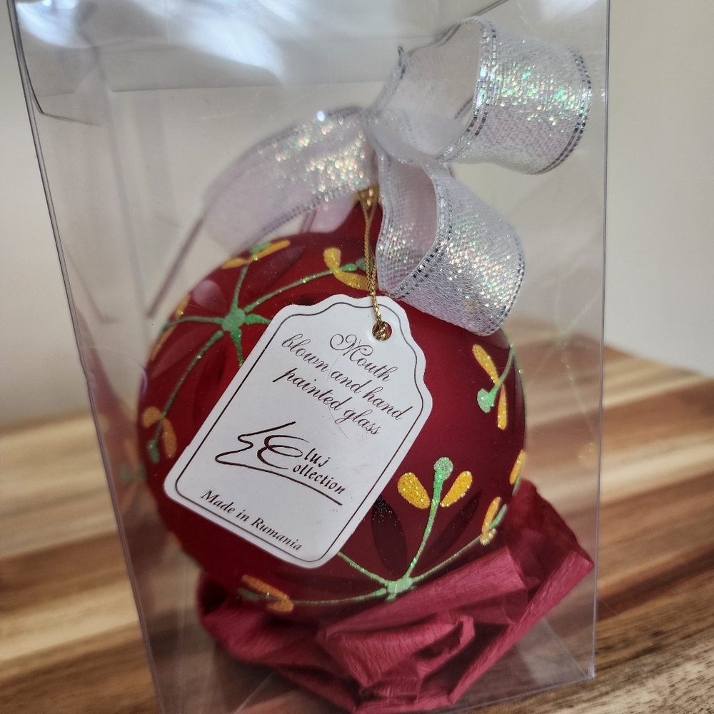 Mouth Blown Hand Painted Snowflakes Glass Ball Ornament Red Made in Romania - Picture 2 of 4